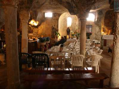 Non ci resta a questo punto che entrare. Ci ritroviamo in quella che sembra una vera e propria grotta, un ambiente dai colori fiochi e illuminato da alcune lampade fissate sulle pareti rocciose